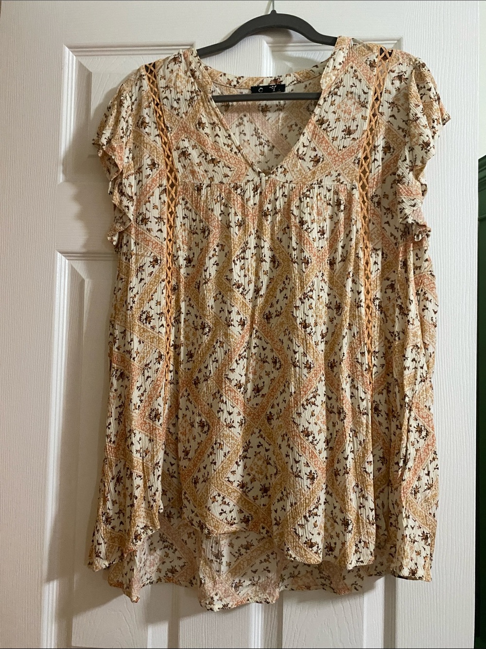 Oddi Boho Floral V-Neck Flutter Sleeve Top in Cream and Tan